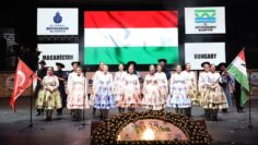 Macar dansçılar İzmir Marşı’nı Türkçe okudu