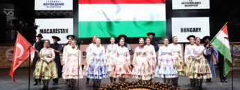 Macar dansçılar İzmir Marşı’nı Türkçe okudu